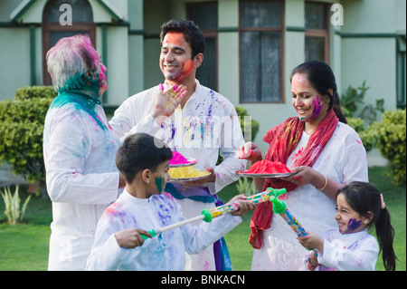 Familie feiern Holi Stockfoto