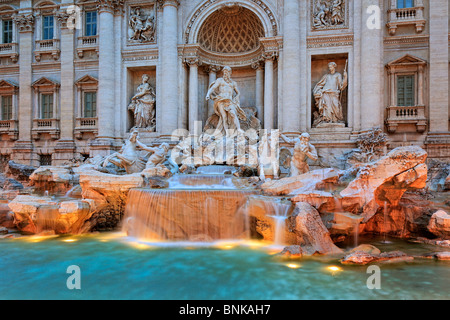 Der Trevi-Brunnen (Italienisch: Fontana di Trevi) ist ein Brunnen in der Rione Trevi in Rom, Italien Stockfoto