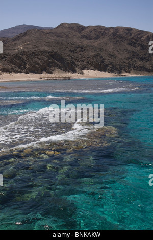 Blick über das Korallenriff auf die Sinai-Berge in Taba, Ägypten Stockfoto