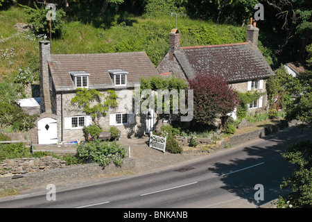 Ein paar typische Steinhütten im ziemlich englischen Dorf Corfe Castle, Dorset, UK. Stockfoto