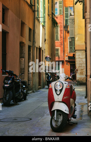 Vespa-Roller in der Vieille Ville (Altstadt) Teil von Nizza an der französischen Riviera (Côte d ' Azur) Stockfoto