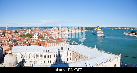 Venedig von der Spitze der Clocktower in Markusplatz entfernt im Zentrum von Venedig, Blick über die Stadt und die Lagune Stockfoto