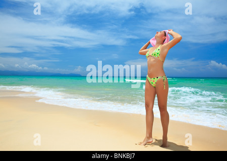 Schöne Frau in rosa Hut am Strand. Stockfoto