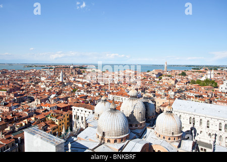 Venedig von der Spitze der Clocktower in Markusplatz entfernt im Zentrum von Venedig, Blick über die Stadt und die Lagune Stockfoto