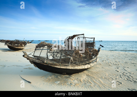 Fischer Boote bei Sonnenaufgang am Strand Stockfoto