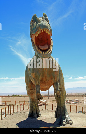 Lebensgroße Dinosauriermodell in der Atacama-Wüste, in der Nähe von Pica, Nordchile Stockfoto