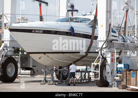 Amphibien-Laufkran für Boote (ferngesteuerter, all-Rad-Lenkung) am Boot Reparaturwerften Cannes Südfrankreich. Stockfoto