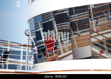 Spiegelungen in den Glasscheiben auf den Cunard-Liner Queen Victoria Stockfoto