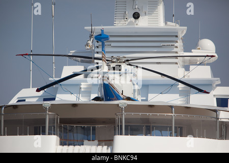 "Lady Moura" eine teure private Yacht gesehen hier in Cannes mit Hubschrauber gesehen an Deck geparkt. Stockfoto