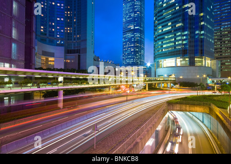 Verkehr in der Nacht unterwegs Stockfoto