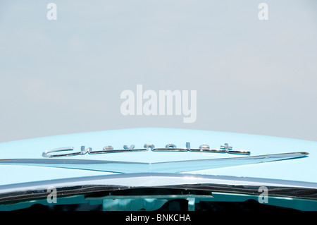 Angehobene Motorhaube Haube von einem klassischen 1957 Chevrolet Bel Air Stockfoto