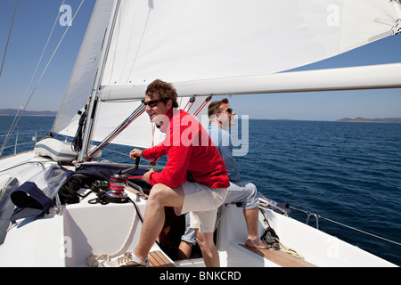 Zwei Männer setzen Segel Yacht Stockfoto