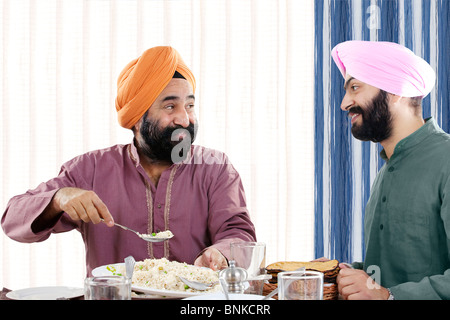 Sikh-Männer mit Mittagessen Stockfoto