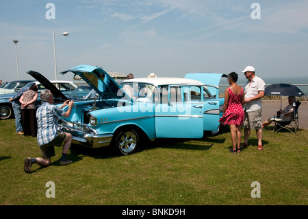 Menschen bewundern ein 1957 Chevrolet Bel Air Hardtop in Cliftonville Classic Car Show Stockfoto