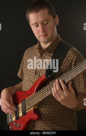 Baß-Guitarre Linie Bassline Gitarren Saiten Spieler spielen spielen Mann Musik Musiker Musiker Boom Rock Streichermusik instrument ins Stockfoto