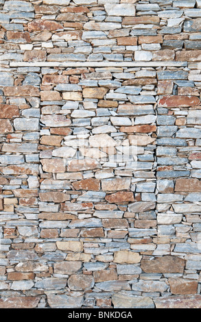 Gefüllt in Fenster auf ein Haus in Griechenland Stockfoto