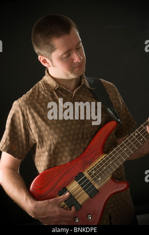 Baß-Guitarre Linie Bassline Gitarren Saiten Spieler spielen spielen Mann Musik Musiker Musiker Boom Rock Streichermusik instrument ins Stockfoto