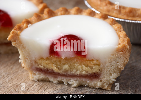 ein kleine Kirsche Bakewell tart Kuchen halbiert in Scheiben geschnitten in zwei Stockfoto