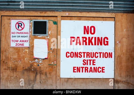 Keine Parkplätze Website Eingang Tow Away Zone - Bauschild Stockfoto