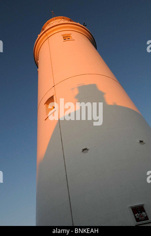 Leuchtturm am Southwold in Suffolk gegen tief blauen Himmel mit späten Abend Sonne Schattenwurf an der weiß getünchten Wand gesetzt Stockfoto