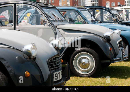 Eine Darstellung der 2CVs bei Cliftonville Classic Car Show Stockfoto