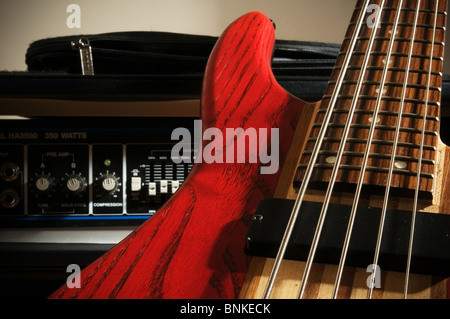 Baß-Guitarre Linie Bassline Gitarren Saiten Spieler spielen spielen Mann Musik Musiker Musiker Boom Rock Streichermusik instrument ins Stockfoto