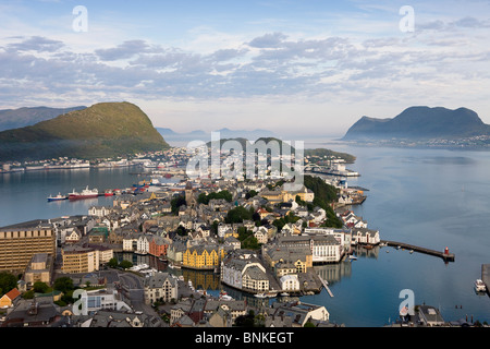 Norwegen-Skandinavien Ale sound Stadt Häuser Häuser Hafen Port Ueberischt Wasser Meer Reise Reisen Urlaubstourismus, Stockfoto