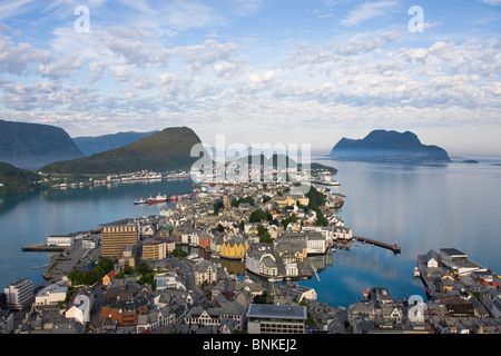Norwegen-Skandinavien Ale sound Stadt Häuser Häuser Hafen Port Ueberischt Wasser Meer Reise Reisen Urlaubstourismus, Stockfoto