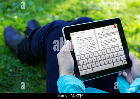 Eine Frau Hand eine iPad während des Lesens "Pride and Prejudice" iBook Anwendung Stockfoto