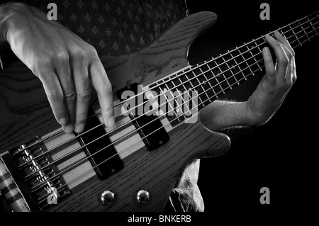 Baß-Guitarre Linie Bassline Gitarren Saiten Spieler spielen spielen Mann Musik Musiker Musiker Boom Rock Streichermusik instrument ins Stockfoto