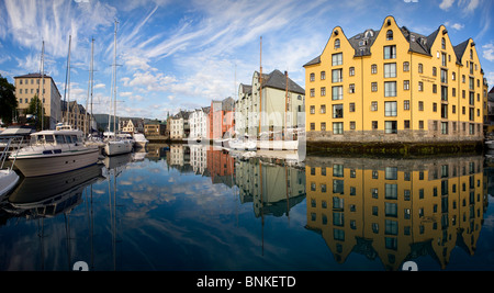 Norwegen-Skandinavien Ale sound Stadt Häuser Häuser Hafen Port Ueberischt Wasser Boote Reisen Ferien Urlaubstourismus, Stockfoto