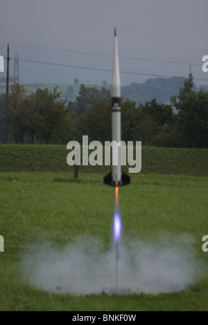 Hobby basteln Rakete Start Wiese Rauch Rocket Start Flamme Push Schub Fliege Stockfoto