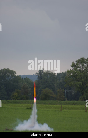 Hobby basteln Rakete Start Wiese Rauch Rocket Start Flamme Push Schub Fliege Stockfoto