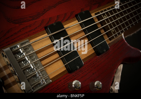 Baß-Guitarre Linie Bassline Gitarren Saiten Spieler spielen spielen Mann Musik Musiker Musiker Boom Rock Streichermusik instrument ins Stockfoto