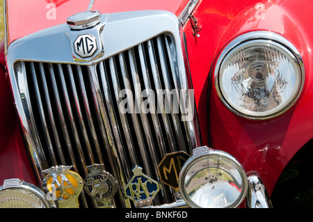 Kühlergrill von einem roten Sportwagen von MG Stockfoto