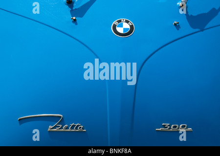 Der Name auf der Vorderseite eines blauen BMW Isetta 300 Blase Autos Stockfoto