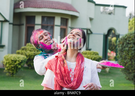 Paar feiern Holi Stockfoto
