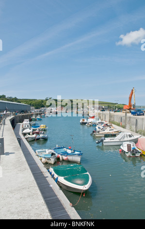 Verschiedene Boote im Außenhafen Padstow, Cornwall, England Stockfoto