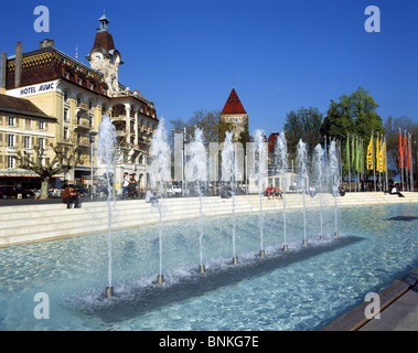 Der Schweiz Lausanne Brunnen See promenade Sommer Kanton Waadt Jet Wasserfontäne Häuser Flaggen blauen Himmel Himmel Schritte Häuser Stockfoto