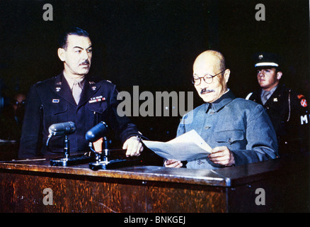 HIDEKI TOJO japanischer General und irgendwann Premierminister lesen seiner Absetzung während seines Prozesses im Jahre 1948. Stockfoto