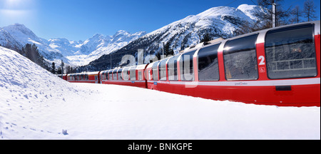 Der Schweiz Berninaexpress Straße Schiene trainieren Schnee Winter Piz Bernina Berninagebiet Rhätische Straße Eisenbahn Panorama-Kabine Kanton Stockfoto