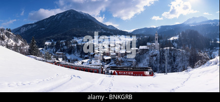 Der Schweiz Landschaft Glacierexpress Schnee Ort Dorf Zug Straße Bahnhof Tiefencastel Kanton Graubünden Graubünden Winterpanorama Stockfoto