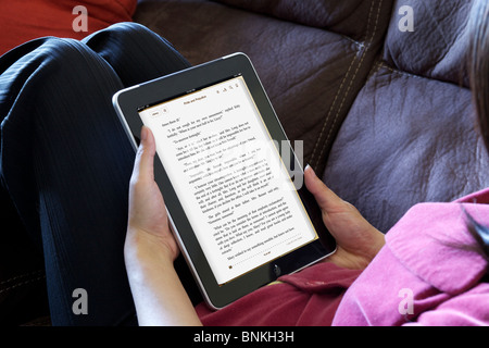 Eine Frau Entspannung beim Lesen von "Pride and Prejudice" von einem iPad Stockfoto