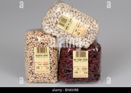 Puls-ernten, Phaseolus-Bohnen in Packungen - rote Kidney-Bohnen, schwarzäugige Bohnen, Cannelini Bohnen Stockfoto