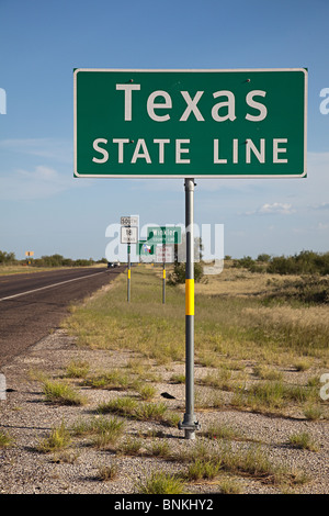 Texas Zustand-Linie Zeichen auf Autobahn 18 Texas USA Stockfoto