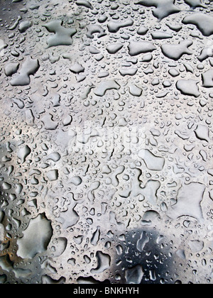 Wassertropfen auf flache Oberfläche von oben gesehen Stockfoto