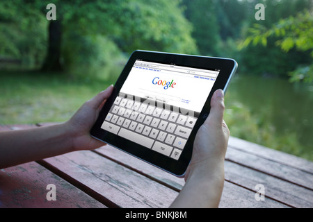 Eine Frau bei der Suche mit Google auf dem iPad web Stockfoto