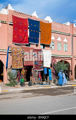 Shop 'Maison Touareg' Verkauf von Teppichen und Souvenirs auf der Hauptstraße durch Agdz, Draa Valley, Marokko Stockfoto