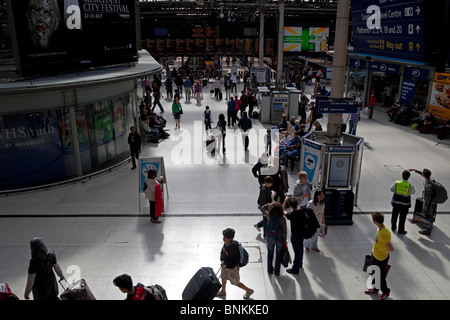 Pendler auf Zusammentreffen von Waverley-Bahnhof, Edinburgh Schottland UK Europe Stockfoto