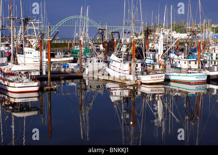 Am frühen Morgen Reflexion der Newport Fischereiflotte mit Oregons Yaquina Bay Bridge. Stockfoto